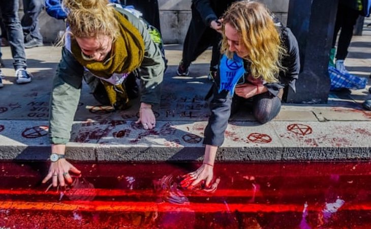 Activistas de Extinction Rebellion protestaron soltando 200 litros de sangre falsa por la calle