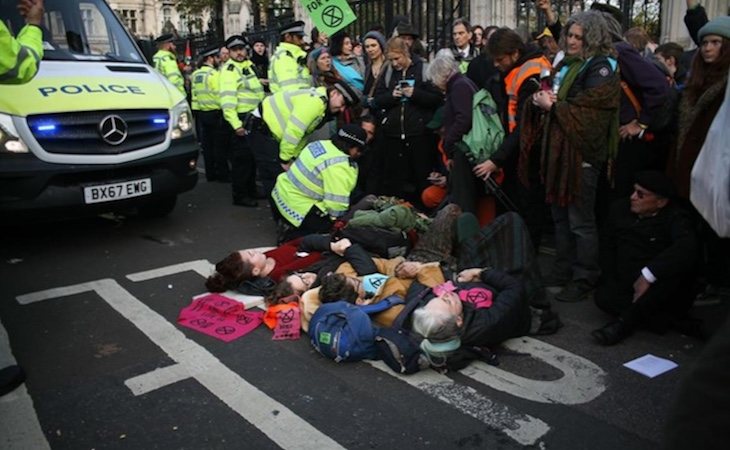 Extinction Rebellion protestando en las calles de Londres