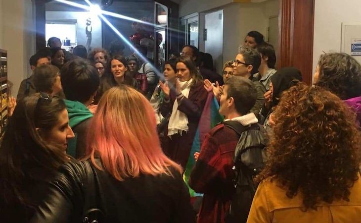 La protesta terminó con una besada y las disculpas del portero