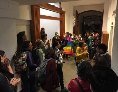 40 mujeres obligan a pedir perdón a un homófobo que insultó a una pareja de lesbianas