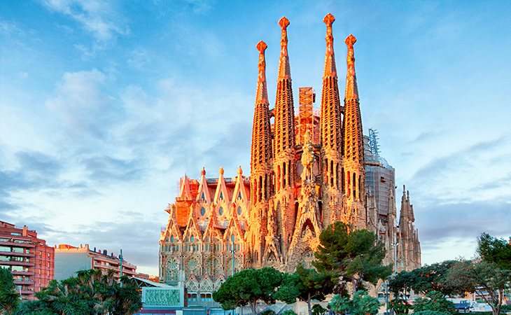 La Sagrada Familia está entre los monumentos más famosos de Barcelona