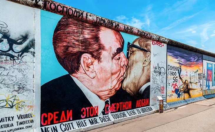 Los turistas suelen hacerse fotos en el famoso Muro de Berlín