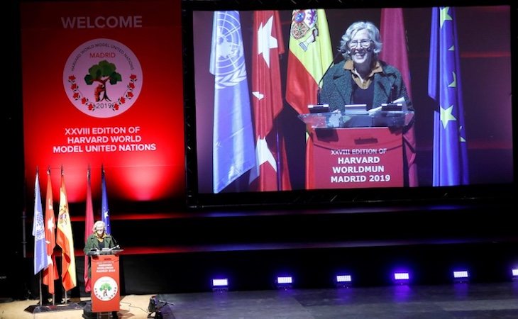 Carmena dio un discurso de bienvenida en inglés durante la Harvard World Model United Nations