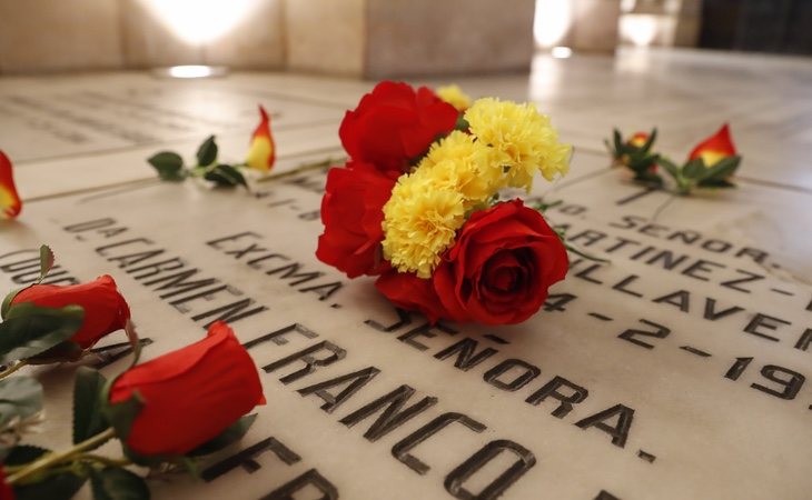 Tumba del dictador decorada con flores en el Valle de los Caídos