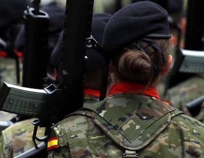 El Ejército expulsa a una cabo víctima de violencia de género por "trastorno psíquico"