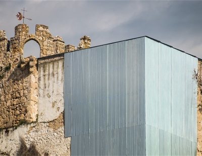 "Restauran" un castillo jerezano del siglo XIV con una chapa metálica