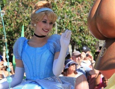 Unos padres buscan a una niñera que cuide de sus hijos disfrazada de princesa Disney