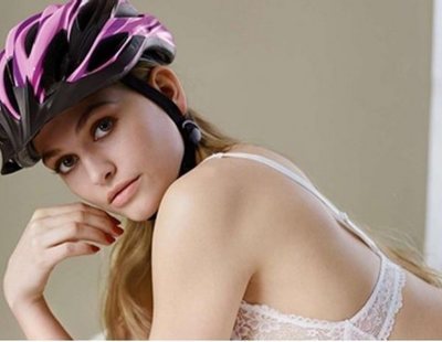 Una polémica campaña a favor del casco ciclista muestra a modelos en ropa interior