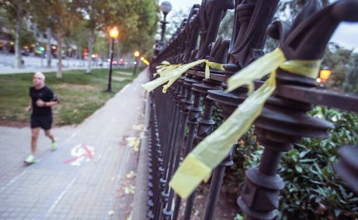 Los vecinos retiraron las cintas creyendo que eran lazos independentistas