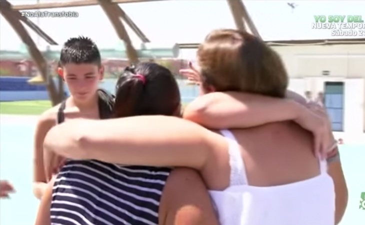 La madre del chico trans y sus defensoras se funden en un emotivo abrazo