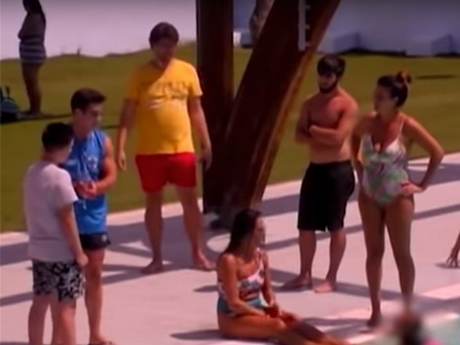 Solidaridad con un chico trans andaluz ante los insultos de un socorrista en una piscina