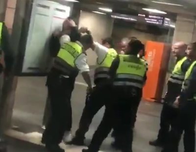 Un grupo de vigilantes de Renfe propina una brutal paliza a un joven negro