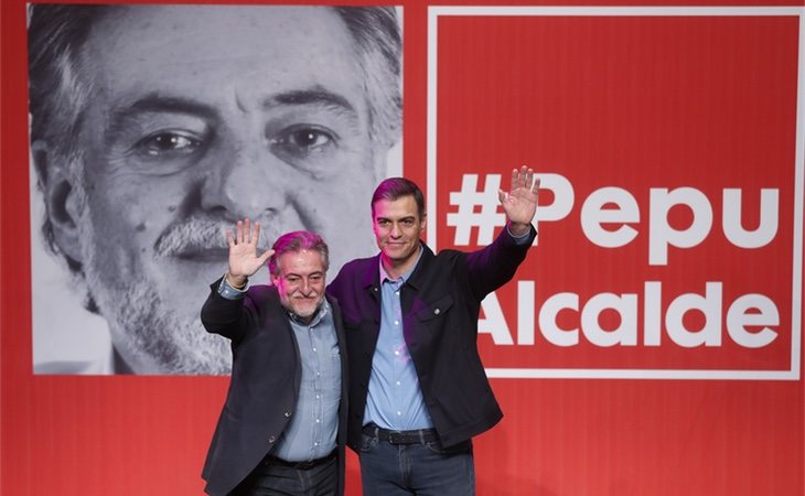 Pepu Hernandez junto a Pedro Sánchez