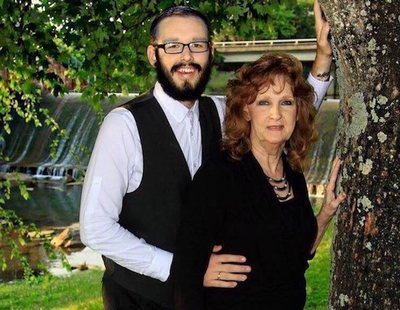 Ella tiene 72 años y él 19: el matrimonio youtuber que genera admiración y críticas