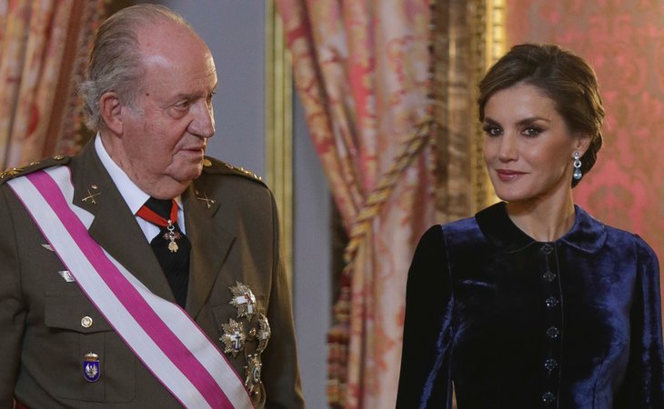 El rey emérito don Juan Carlos junto a la reina Letizia