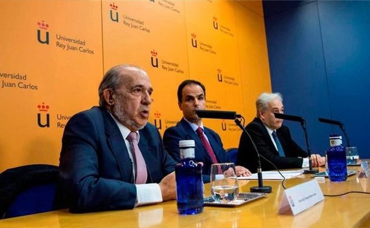 Enrique Álvarez Conde -primero por la izquierda- ha sido el último miembro de la URJC que ha fallecido