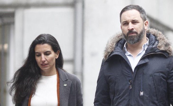 Santiago Abascal, junto a la líder de VOX en Madrid, Rocío Monasterio