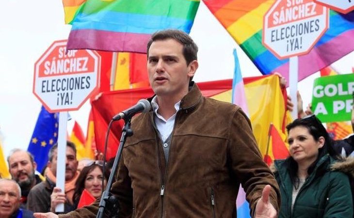 Albert Rivera, durante la manifestación de Colón, posando estratégicamente con banderas LGTBI