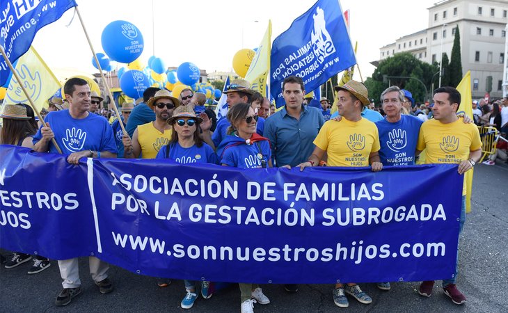 Albert Rivera, encabezando la marcha de las familias por gestación subrogada en el Orgullo LGTBI