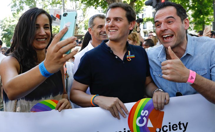 Begoña Villacís, Albert Rivera e Ignacio Aguado, durante la manifestación del Orgullo LGTBI