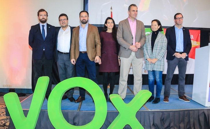 Santiago Abascal, líder de VOX, junto a otros dirigentes del partido