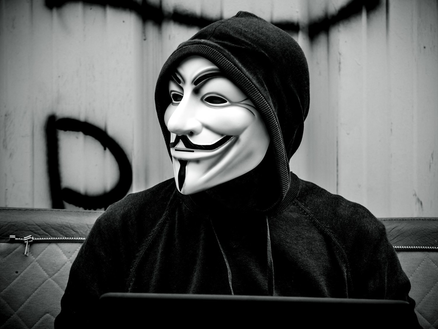 Anonymous amenaza con la llegada de una revolución : "¡Liberen a Assange o lo pagarán!"