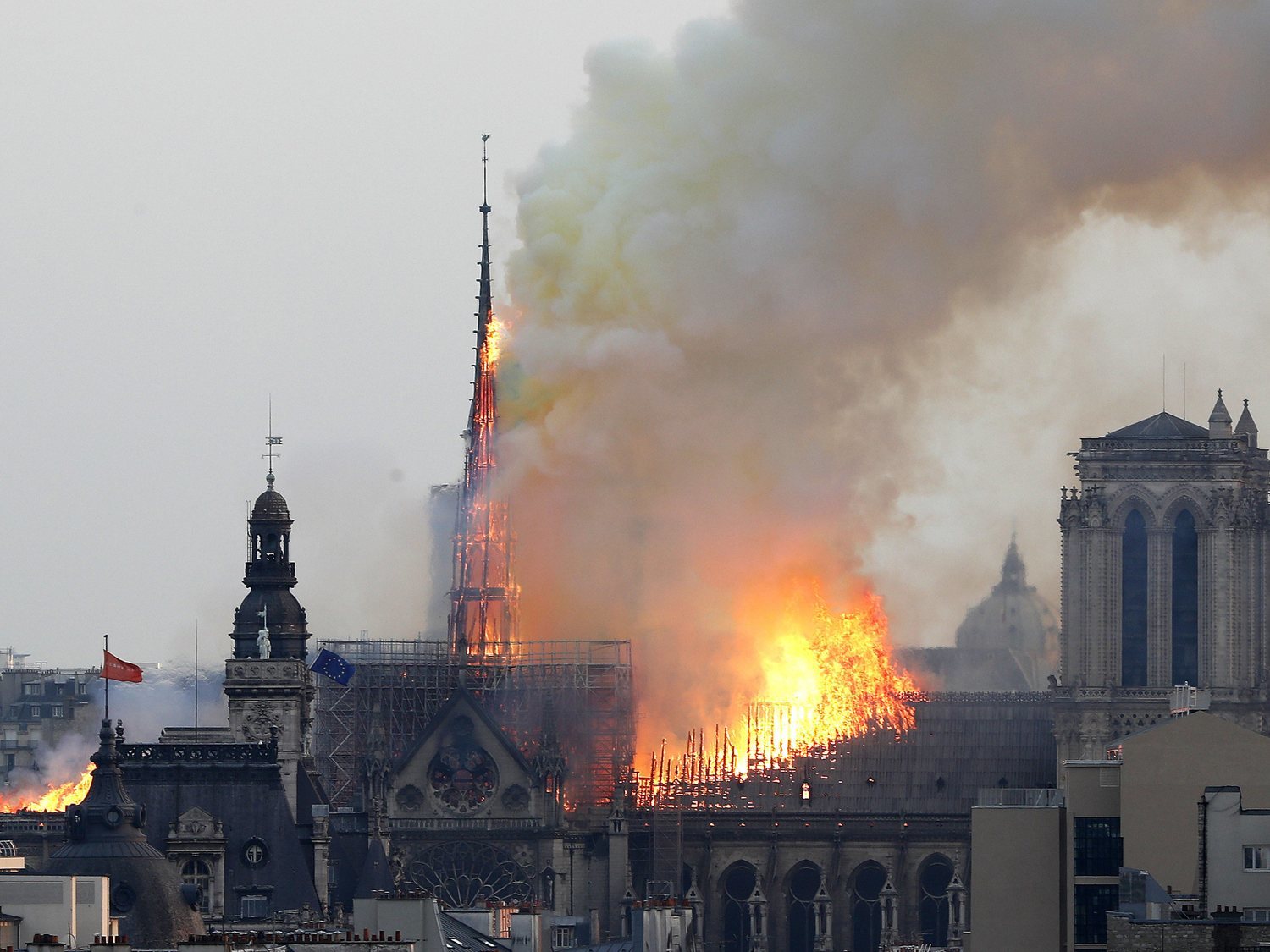 Los bomberos dan por extinguido el fuego en la catedral de Notre Dame de manera definitiva