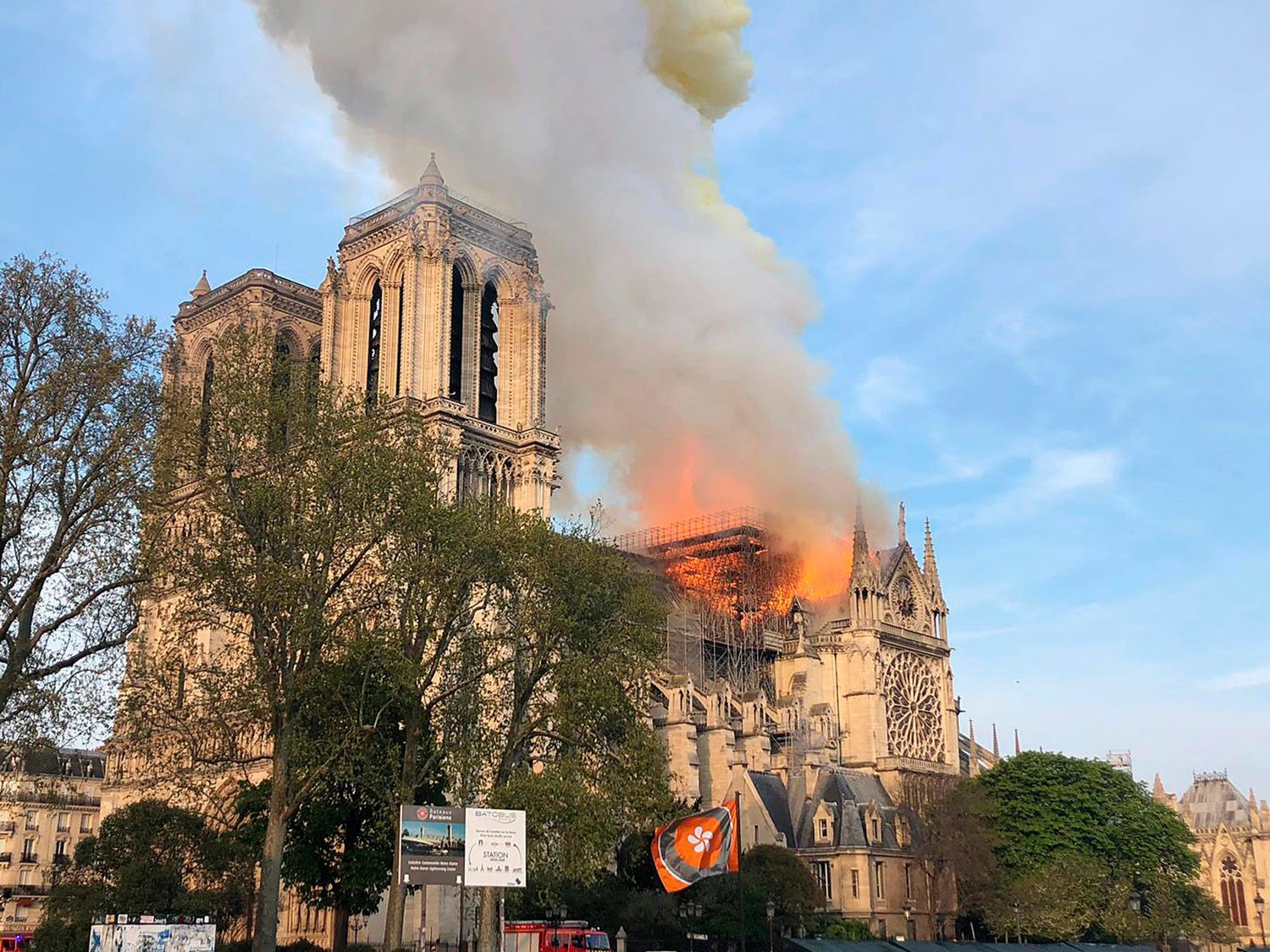 Santiago Abascal (VOX) aprovecha la tragedia de Notre Dame para lanzar mensajes de odio