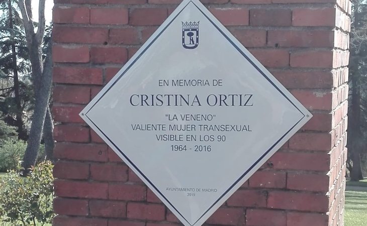 La placa homenajeaba a La Veneno como una valiente mujer transexual visible en los 90