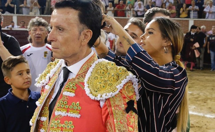 Gloria Camila, la hija de Ortega Cano, cortándole la coleta después de su última corrida