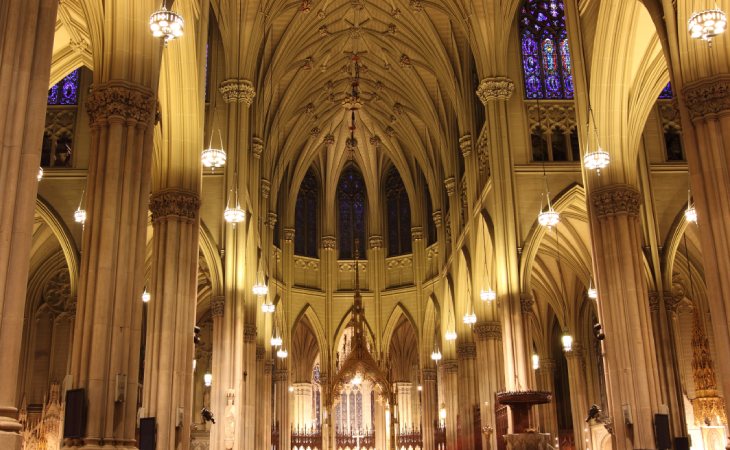 La catedral de Saint Patrick se encuentra en Manhattan, Nueva York