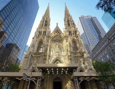 Detenido por entrar en la catedral de Saint Patrick en Nueva York con bidones de gasolina