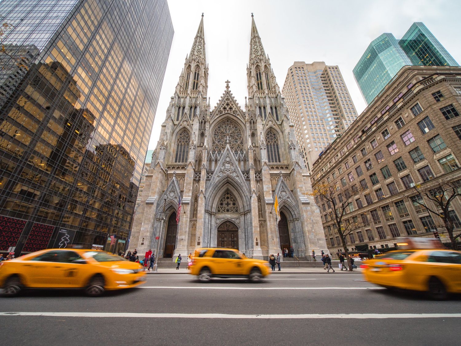 Detenido por entrar en la catedral de Saint Patrick en Nueva York con bidones de gasolina