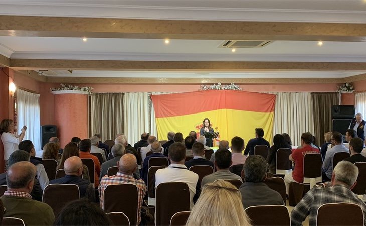 Ana Vega, la líder del partido en Alicante, en un encuentro con militantes