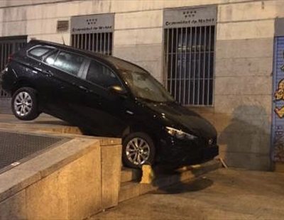 Un VTC se arroja por unas escaleras en Madrid tras seguir el GPS