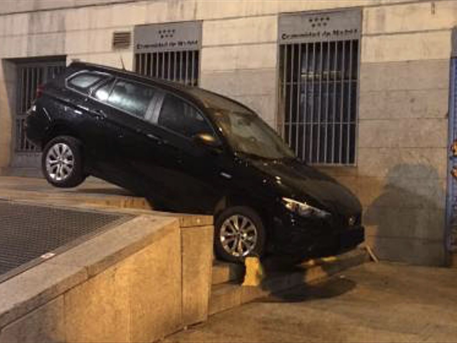 Un VTC se arroja por unas escaleras en Madrid tras seguir el GPS