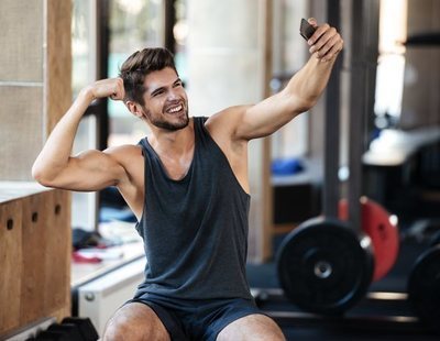 Las personas que suben selfies en el gimnasio tienen problemas mentales, según un estudio