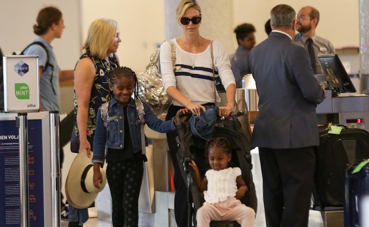 Charlize Theron adoptó a sus dos hijas en Sudáfrica, su país de origen