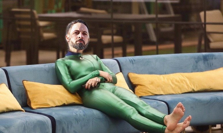 Santiago Abascal, desde su casa, viendo el debate