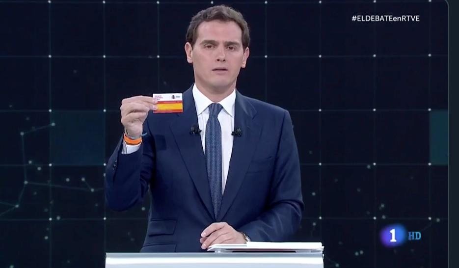 Con Ciudadanos volverá el Club Megatrix: Albert Rivera presenta el diseño (muy español) del carné