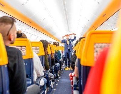 Así son los asientos de los vuelos ultra low cost en los que tendrás que ir casi de pie