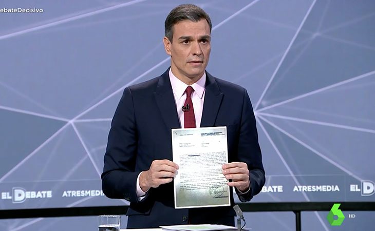 Pedro Sánchez enseña la carta que la Junta de PP y Ciudadanos ya envía a los trabajadores contra la violencia de género en Andalucía, a ...