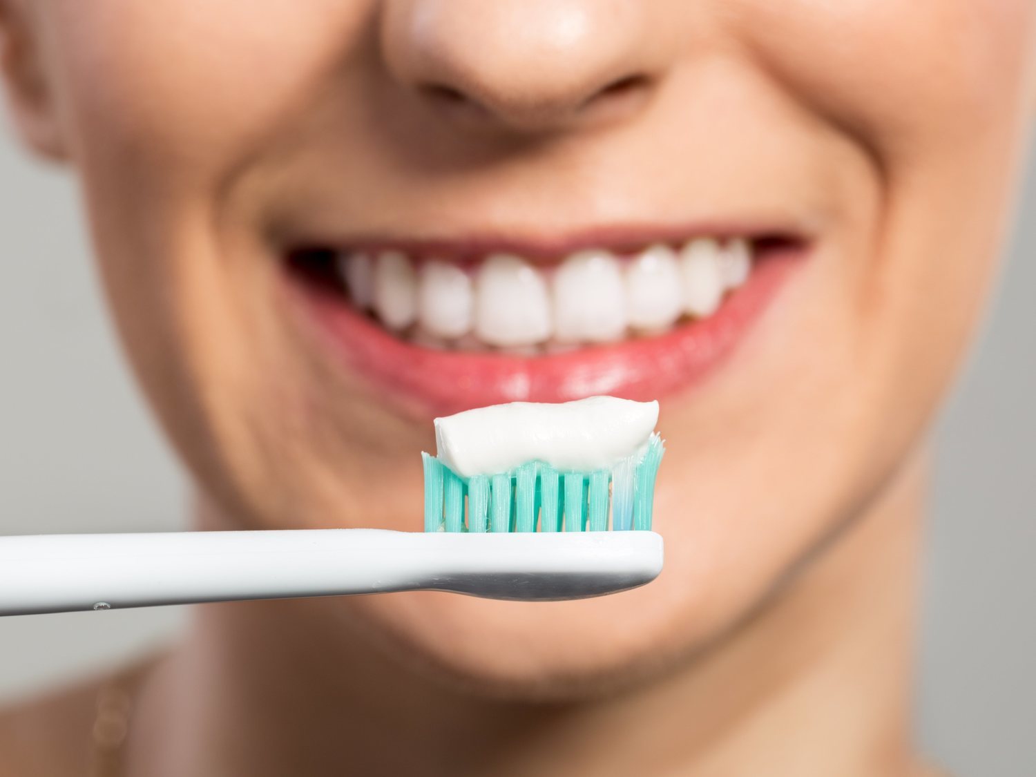 Lavarse los dientes con este reconocido producto puede ser peligroso, según la OCU