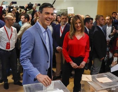 Pedro Sánchez gana en el primer sondeo a pie de urna y gobernaría con Podemos e independentistas