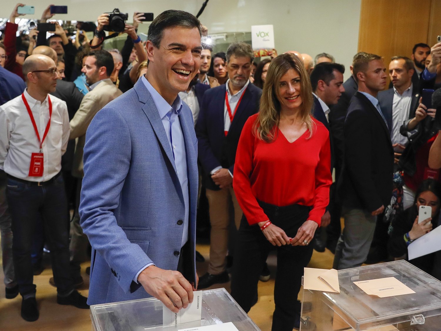 Pedro Sánchez gana en el primer sondeo a pie de urna y gobernaría con Podemos e independentistas