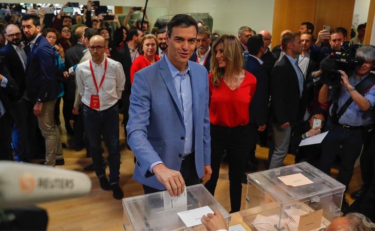 Pedro Sánchez es el primer candidato en votar. Lo ha hecho en la localidad en la que reside, Pozuelo de Alarcón (Madrid)