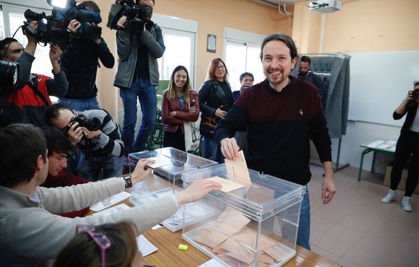 Pablo Iglesias acude a votar en la localidad madrileña de Galapagar