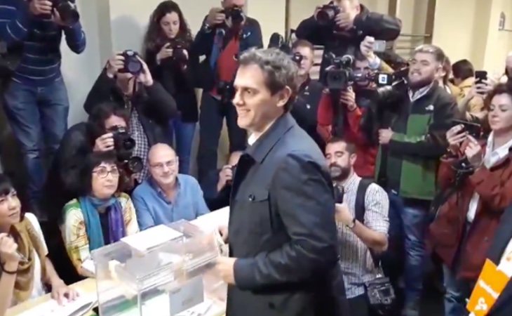 Albert Rivera vota en su colegio de Santa Marta L'Hospitalet