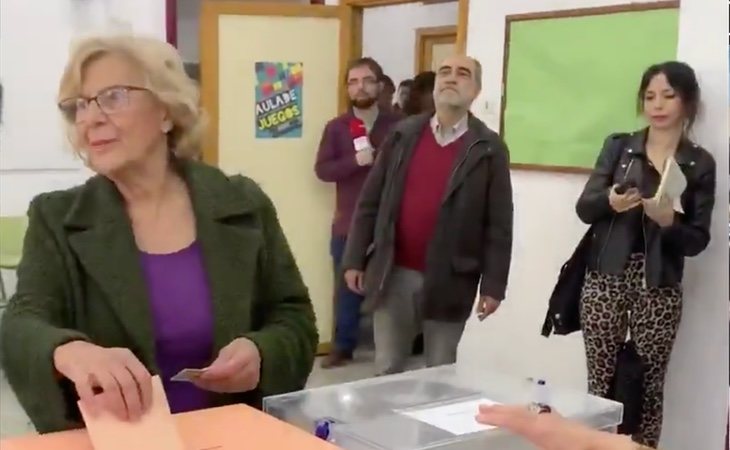 Manuela Carmena vota en su colegio electoral de Madrid