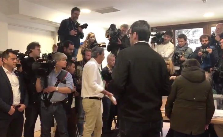 Un apoderado de VOX intentó boicotear el trabajo de la prensa en la llegada de Pedro Sánchez a su colegio electoral